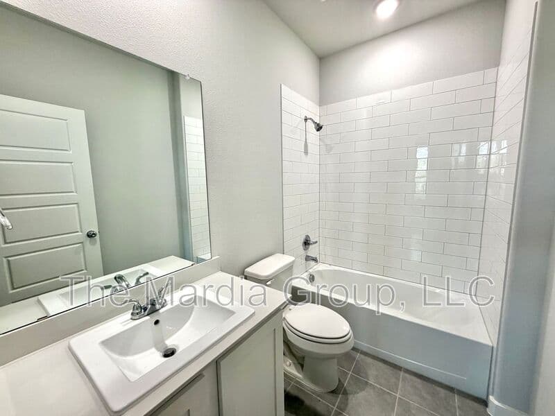 Waxahachie House: 588 Moonrise St