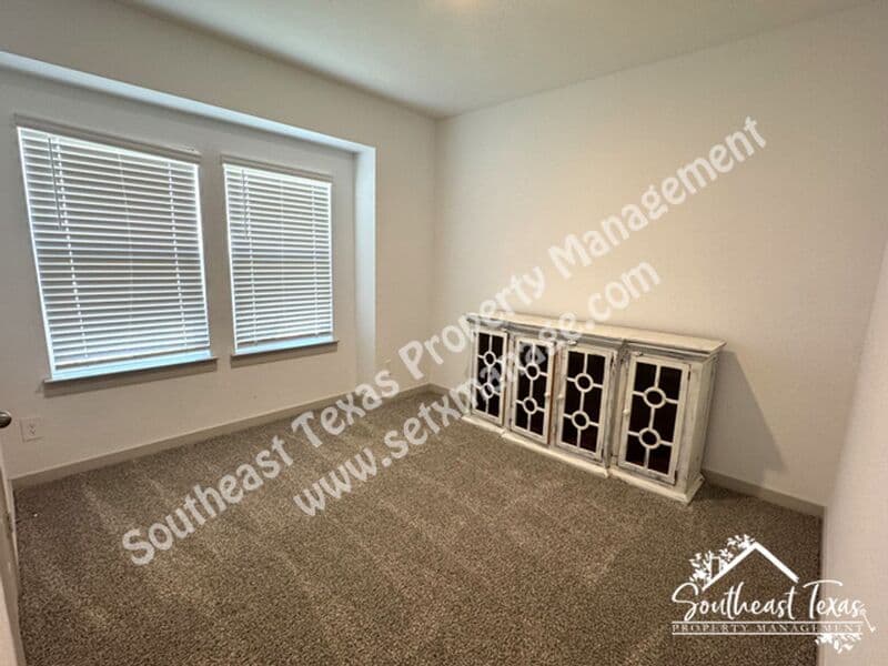 Anahuac House: 111 Lakeway Circle