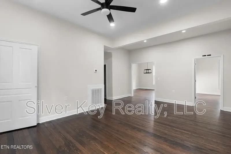 Athens House: 322 Lynn Avenue