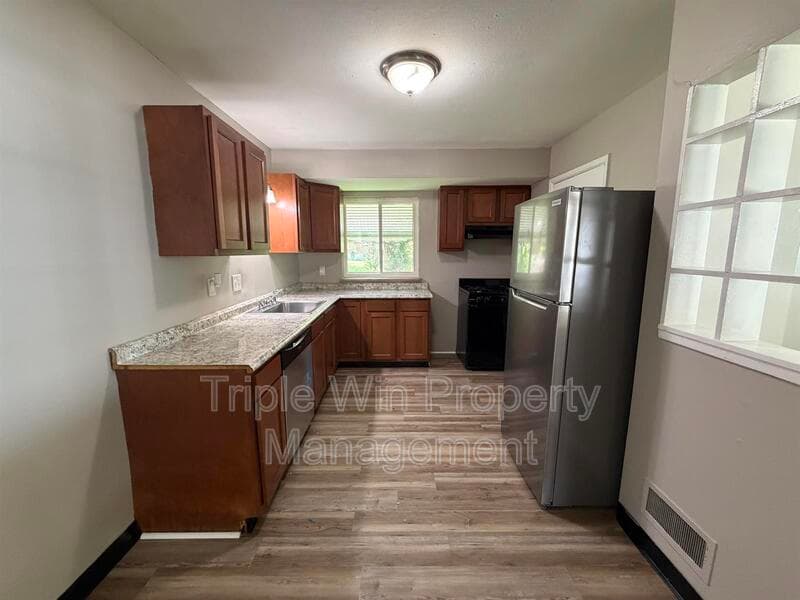 St. Louis House: 1654 Mowbry Ln
