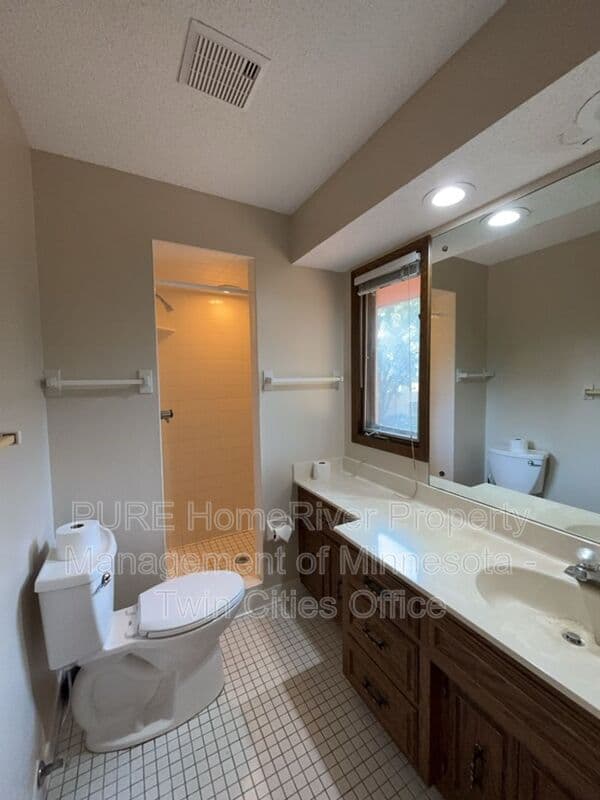 Edina House: 7420 Hyde Park Cir