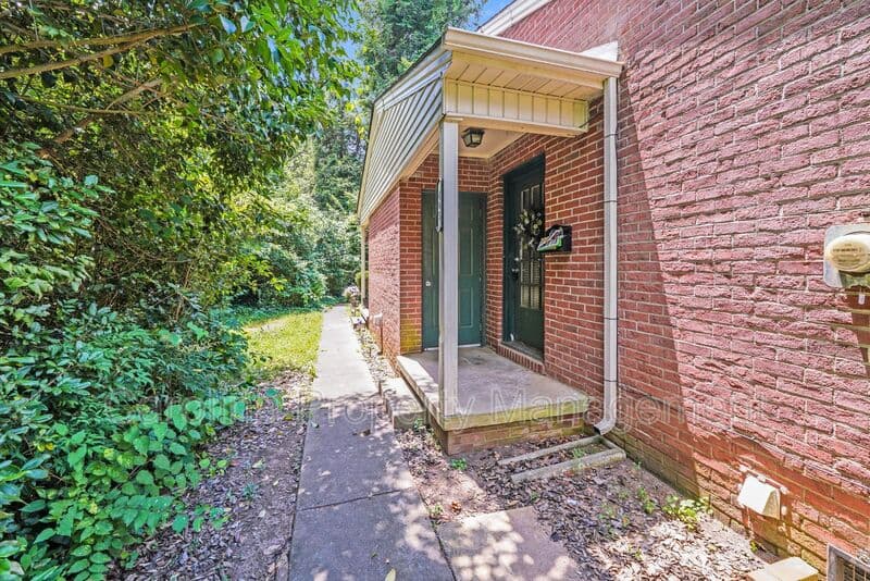 Gastonia House: 405-B W. Harvie Ave.