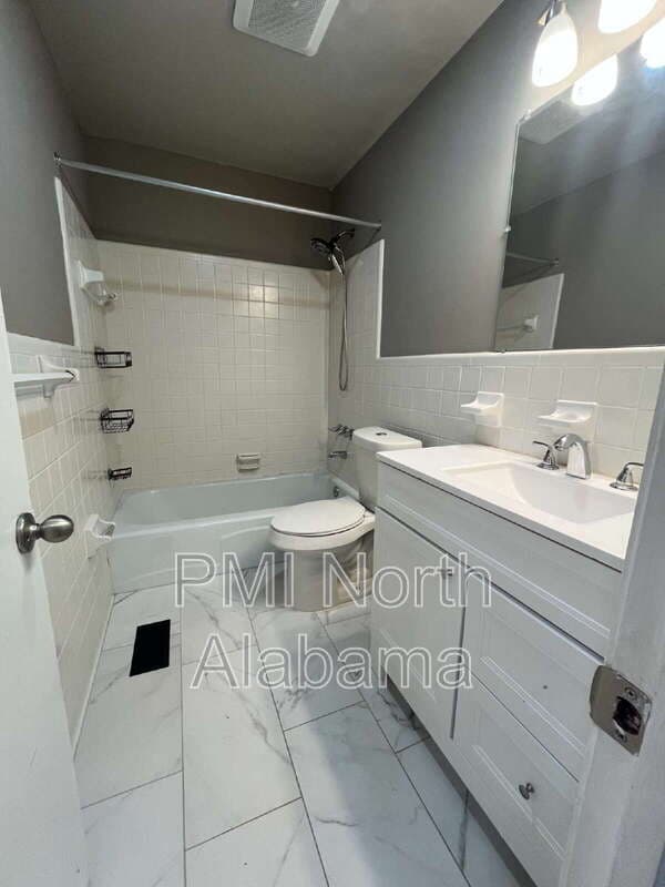 Huntsville House: 6208 NW Cedar Point Dr