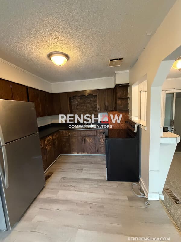 Lexington House: 450 Bedwell St