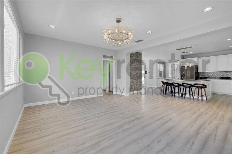 Lincoln House: 1740 Allenwood Circle