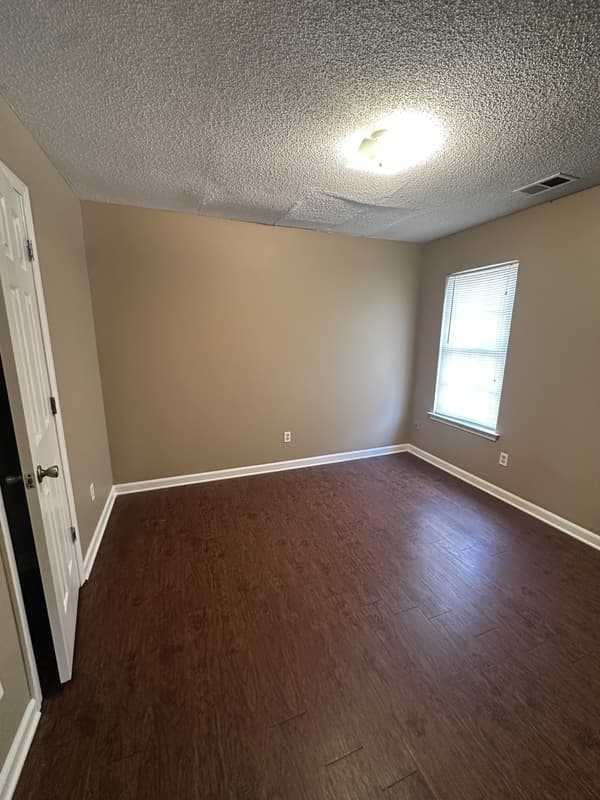 Memphis House: 5554 Oak Branch Cir N