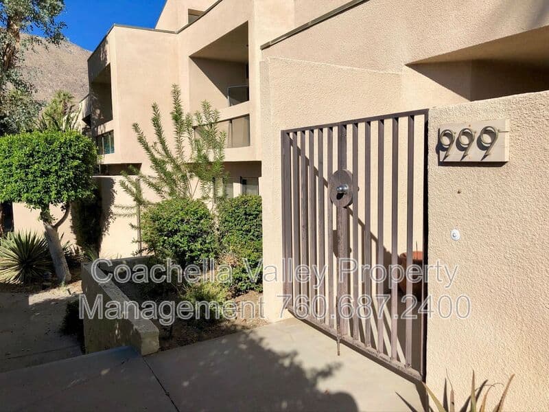 Palm Springs House: 999 Village Square South