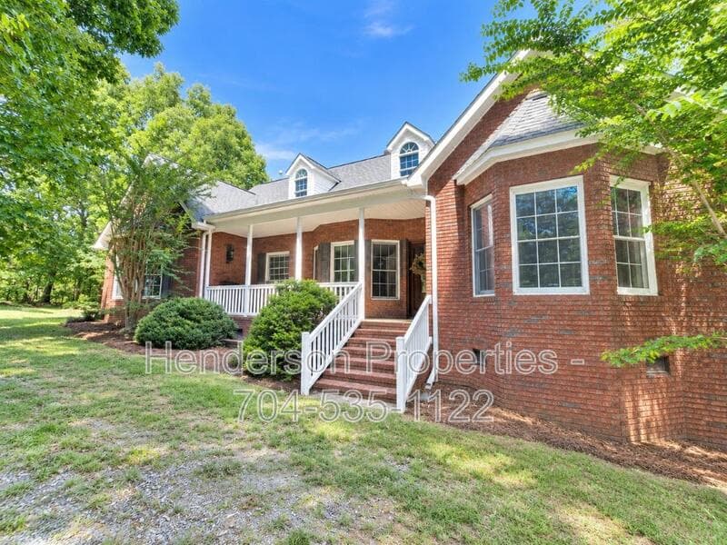 Norwood House: 5560 Old Thompson Rd