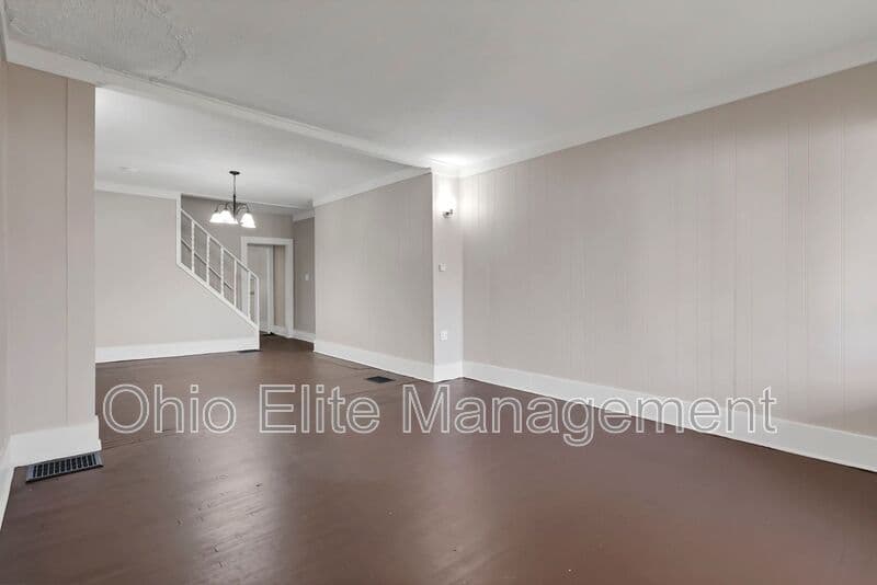 Columbus House: 2709 Sullivant Ave