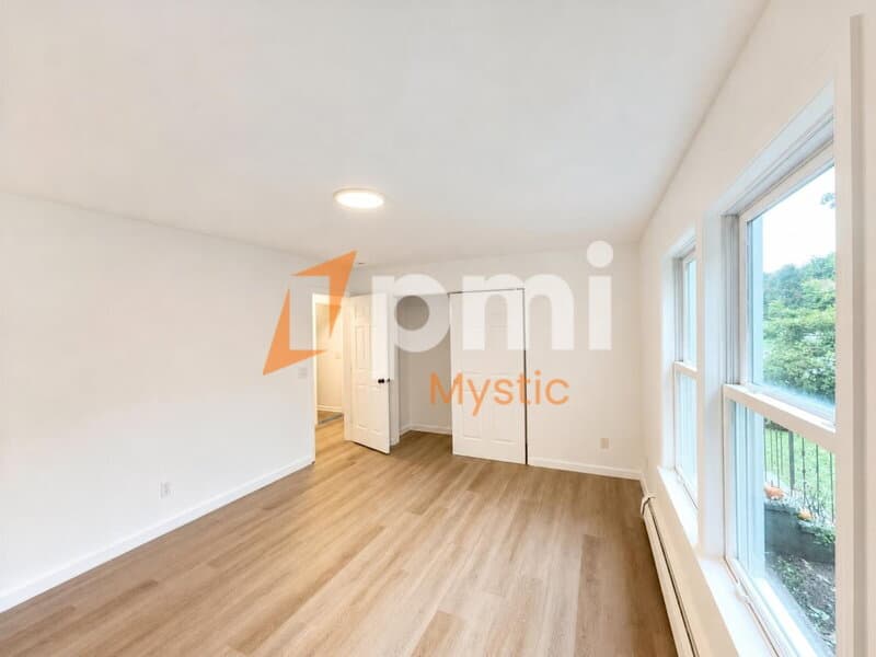 Mystic House: 106 Deerfield Ridge Dr