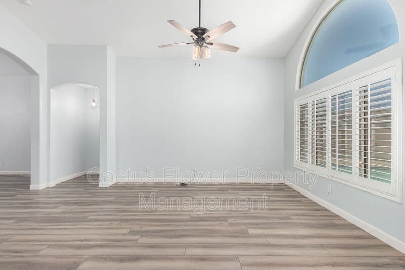 Glendale House: 21295 N 69th Ave