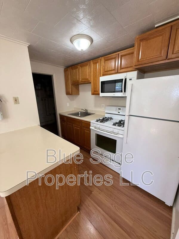 Linwood House: 1427 Simpson St