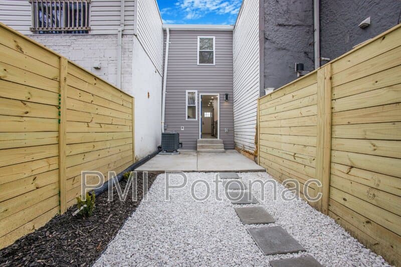 Washington Townhome: 702 19th St NE