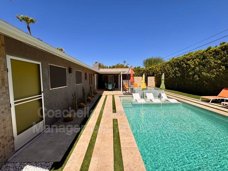 Palm Springs House: 2004 N San Antonio Rd