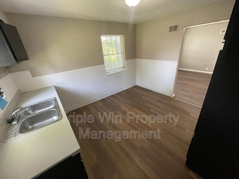 Saint Louis House: 7117 Forest Hill Dr