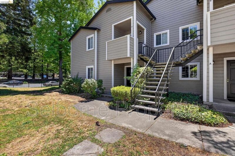 Oakland House: 660 Canyon Oaks Dr