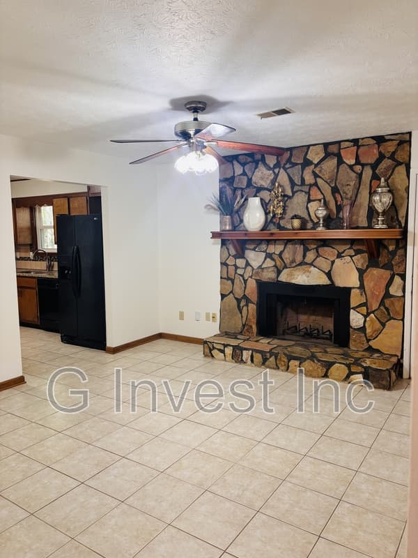 College Park House: 2795 Foxhall Lane N