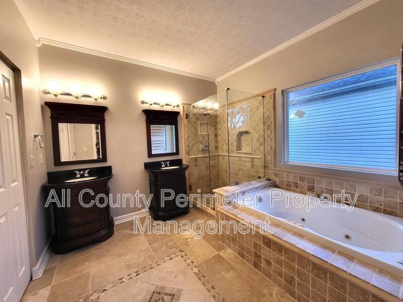 Lithonia House: 694 Shore View