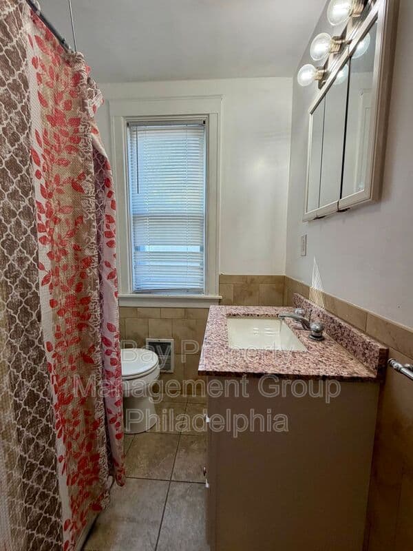 Collingdale House: 7 Rhodes Ave