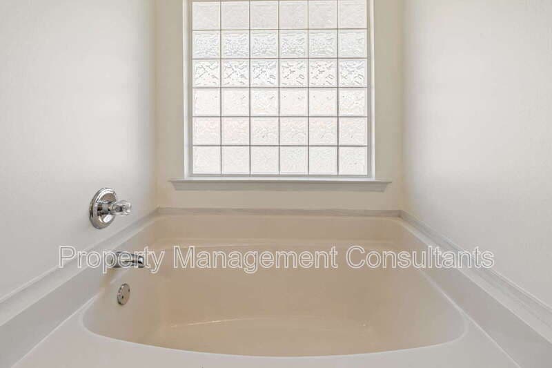 Madison House: 103 Acacia Trail Drive
