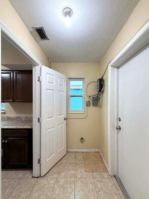 Fort Myers House: 2985 Saint Charles Street
