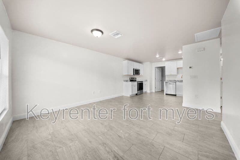 Fort Myers House: 2405 MAPLE AVE