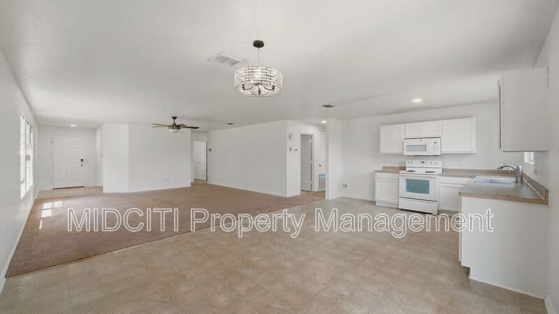 New Braunfels House: 3248 Northwest Blvd