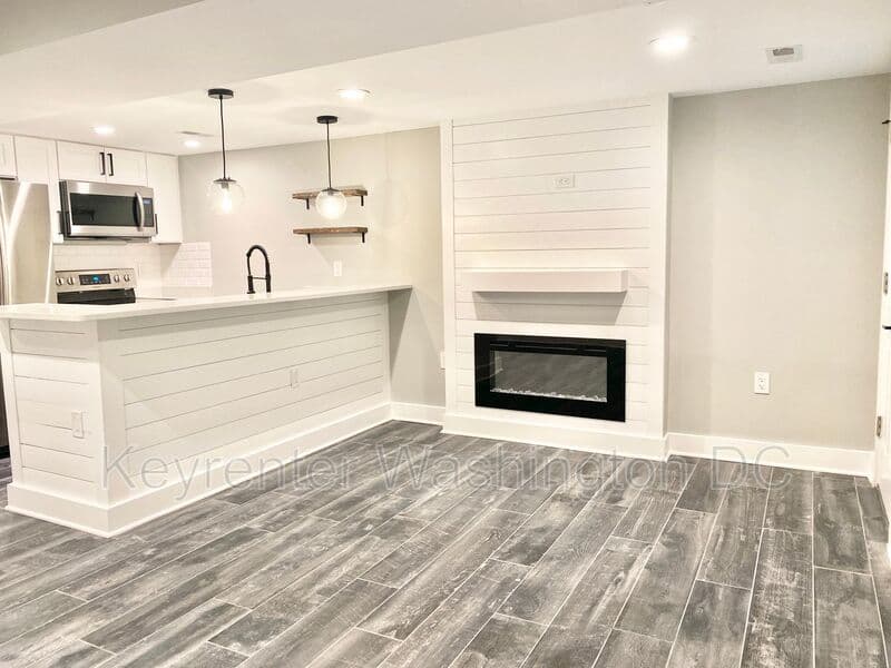 Washington Condo: 1618 Gales St, NE