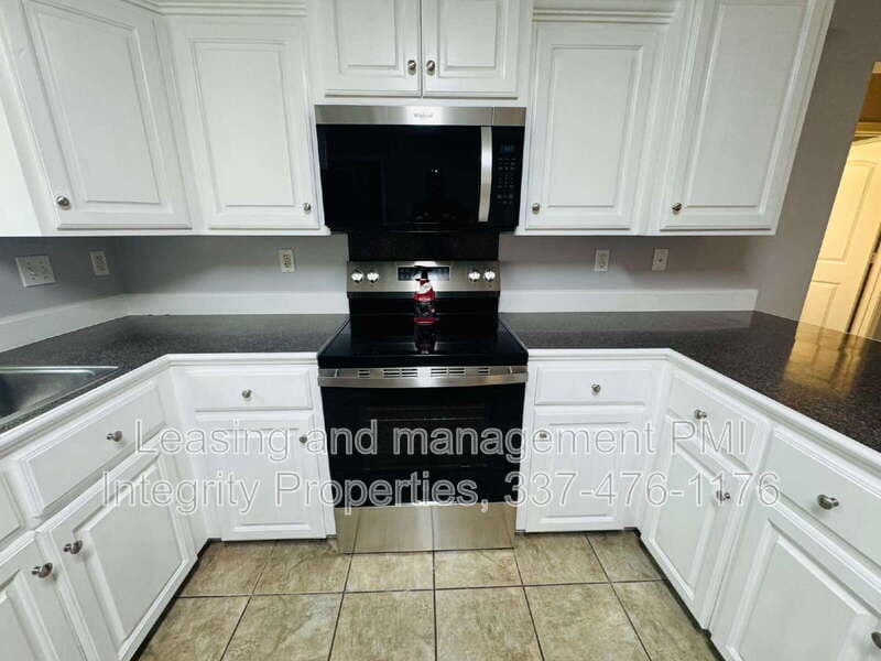 Lafayette House: 127 Country Living Dr