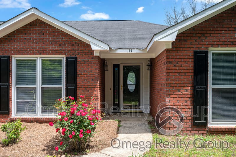 Smiths Station House: 144 Lee Road 318