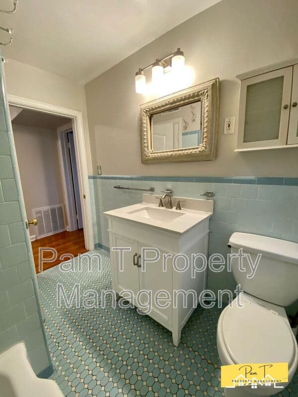 Savannah House: 304 Columbus Dr