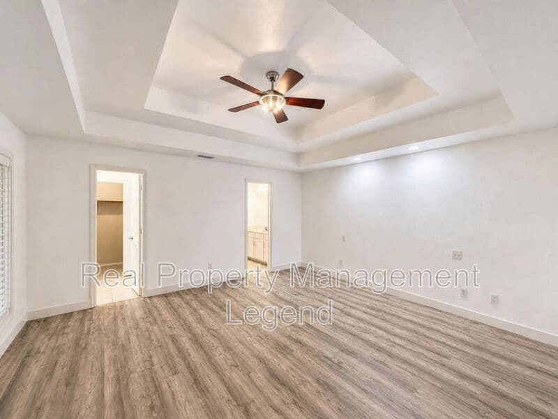 Benbrook House: 70 Legend Road