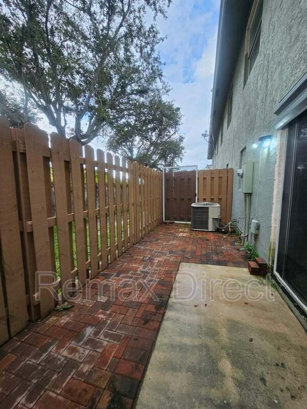 PALM SPRINGS Townhome: 331 Cypress Way W