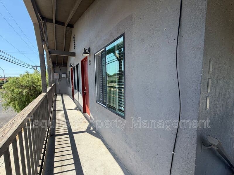 OXNARD Condo: 327 W. HILL ST.