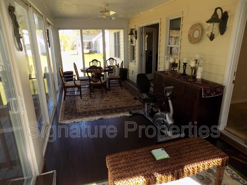 Charles City House: 7380 Graves Landing Rd