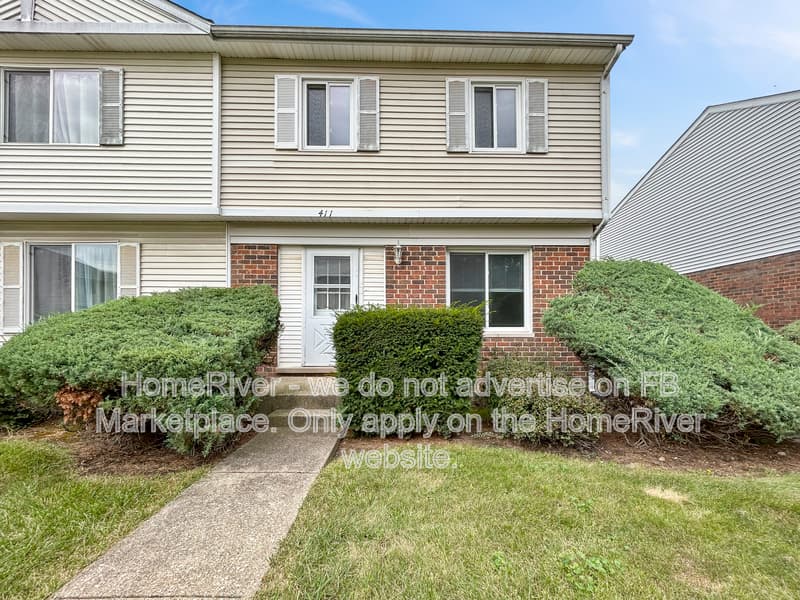 Bolingbrook House: 411 Gainsborough Ct