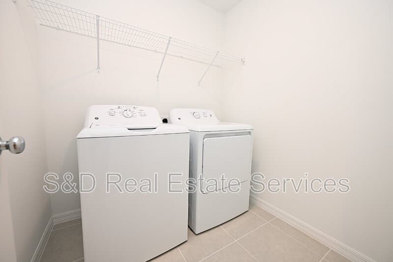 Lakeland House: 7847 Abagail Dr.