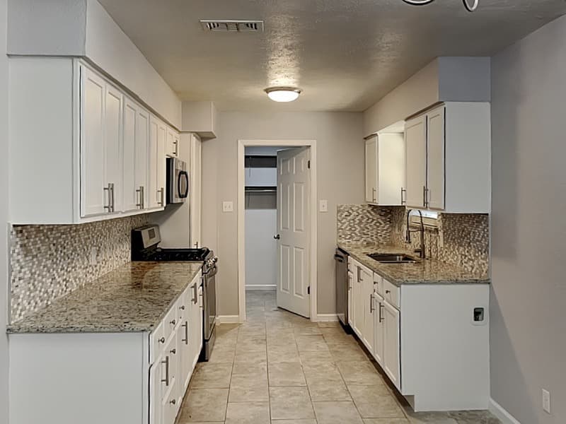 Euless House: 300 Newport Cir