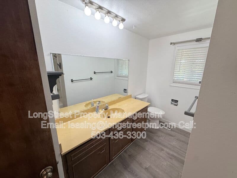 Salem House: 869 Meadowlawn Dr SE