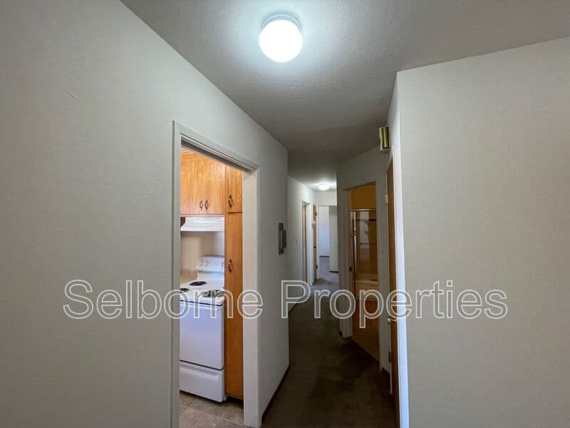 Oakland House: 2500 Ivy Dr.