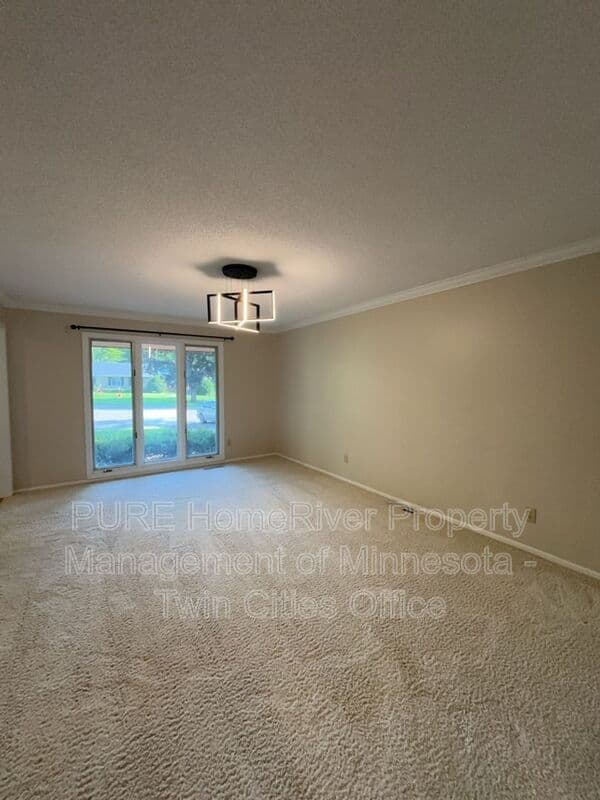Edina House: 7420 Hyde Park Cir