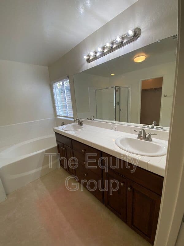 Visalia House: 1025 West Reese Ct