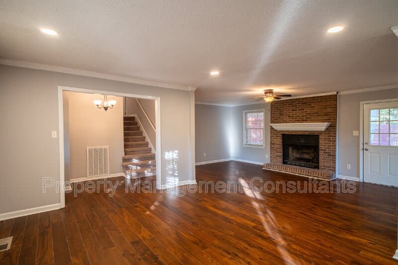 Huntsville House: 2624 Excalibur Drive Southeast