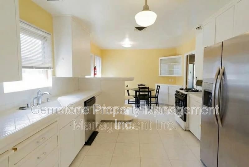 San Diego House: 4947 63rd St