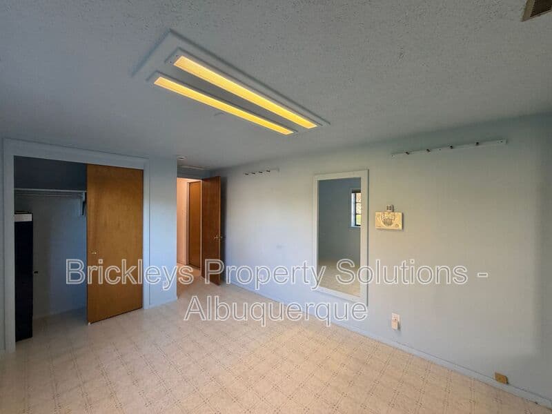 Albuquerque House: 7121 Edwina Ave NE