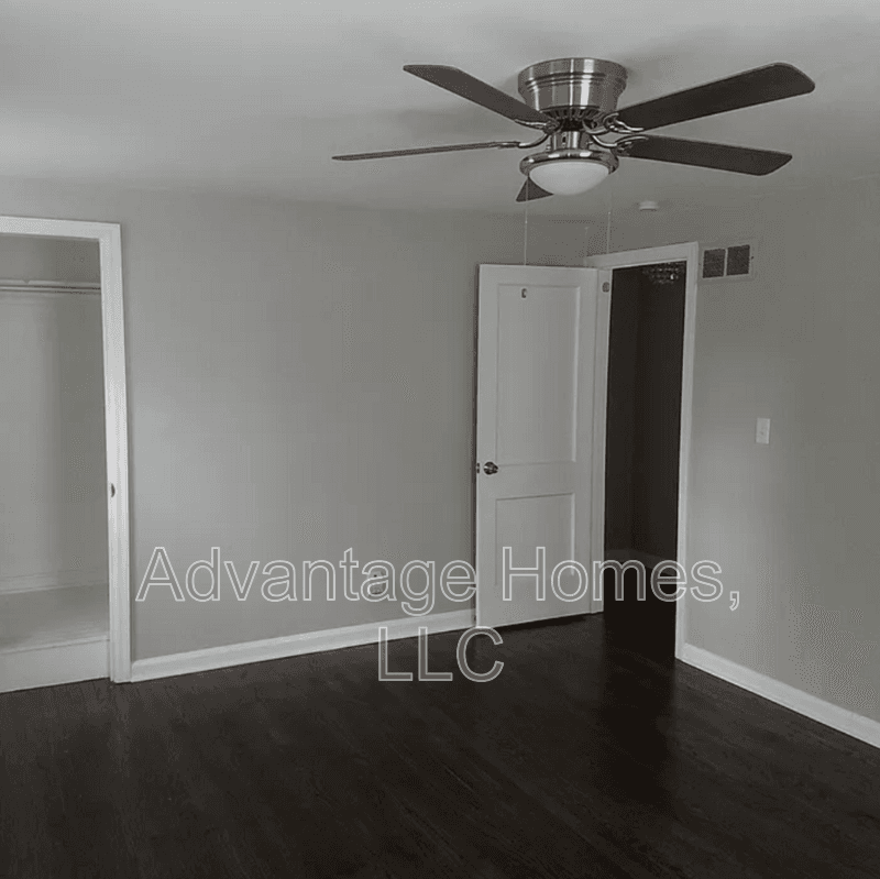 Kansas City House: 415 East 63rd Ter