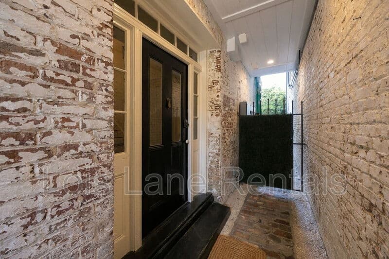 Charleston House: 22 Wentworth Street