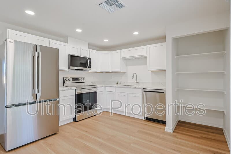 Phoenix House: 1619 W Pershing Ave