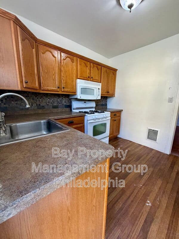 Collingdale House: 7 Rhodes Ave