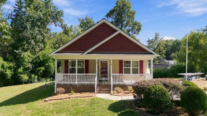 Greensboro House: 1 Llano Ct